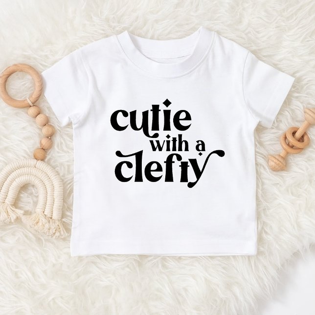 Cutie com uma t-shirt Clefty Baby (Criador carregado)