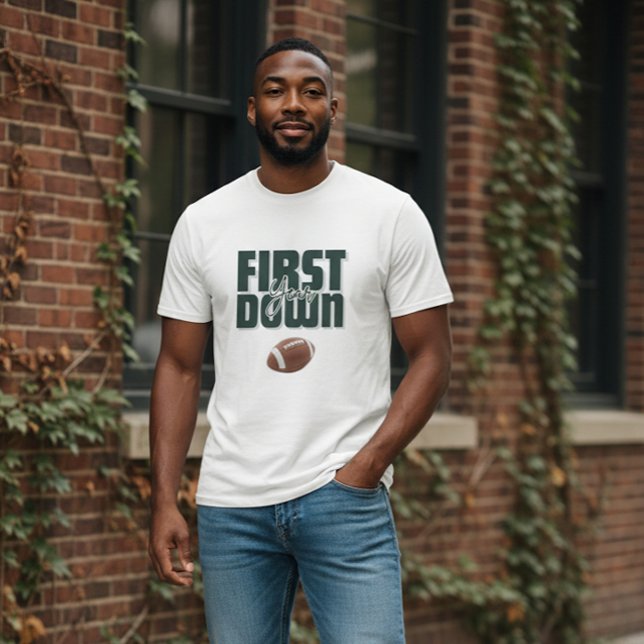 Daddy's First Year Down Football Graphic T-Shirt (Criador carregado)