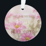 Daisies Rosa Casando Flores de Ornamento Acrílico<br><div class="desc">Perfeito para sua recepção ou decoração de casamento, este elegante ornamento acrílico de casamento apresenta as margaridas cor-de-rosa contra um fundo romântico sem foco. Seu sobrenome está centrado em uma escrita branca, com seus primeiros nomes em verde-oliva posicionados perto do topo. Há um espaço para a sua data de casamento...</div>