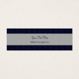 Damasco prateado em azul com tiras e monograma