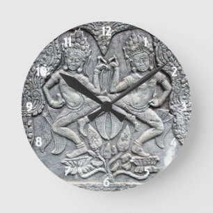 Dançarinos cambojanos esculpindo relógio