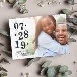 Data de borda | Cartão Data para Salvar a Foto<br><div class="desc">Os cartões salve a data de fotos em chic apresentam sua foto de noivado favorita, orientada para horizontal ou paisagem, com um gradiente branco no lado esquerdo, exibindo sua data de casamento em cinzas de carvão com um alinhamento ímpar e desigual para um visual moderno. Personalize com seus nomes, "salve...</div>