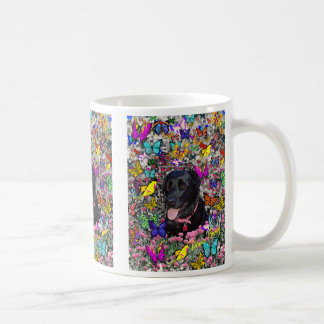 De Café Abby na caneca das borboletas - Labrador preto