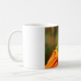 De Café Abelha nativa em uma caneca alaranjada da flor