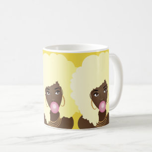 De Café Afro louro estalando a caneca cor-de-rosa da