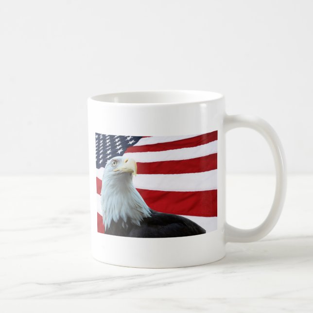 De Café Águia americana contra a caneca da bandeira (Direita)