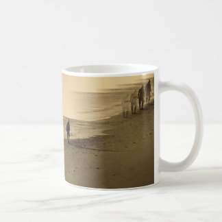 De Café ancião na caneca da praia