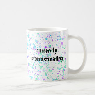 De Café Atualmente Procrastinando - Caneca Divertida
