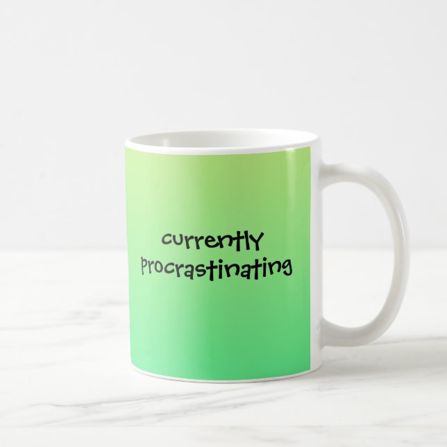 De Café Atualmente Procrastinante - Caneca Engraçada (Direita)