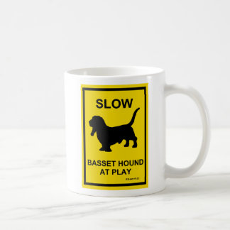 De Café Basset Hound lento na caneca do jogo