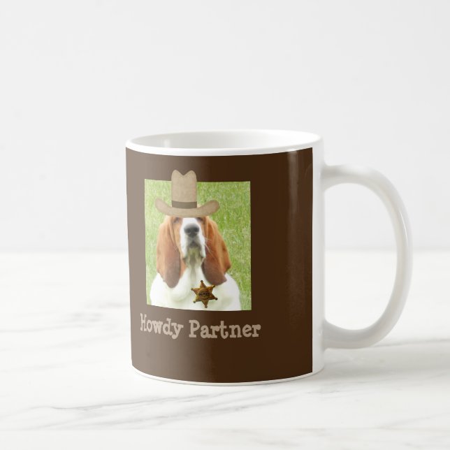 De Café Basset Hound na caneca com crachá e chapéu do (Direita)
