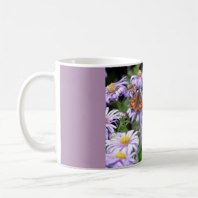 De Café Borboleta Descansada Na Caneca Flor (Esquerda)