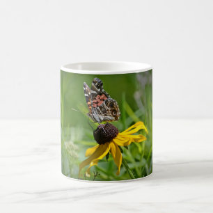 De Café Borboleta Na Caneca Da Flor