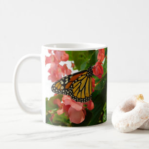De Café Borboleta na caneca vermelha das flores