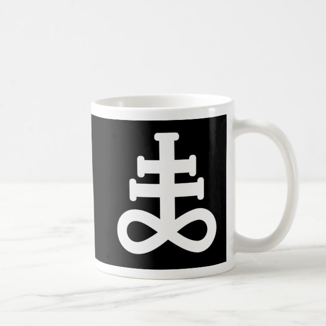 De Café Branco do dobro na caneca preta do símbolo do (Direita)