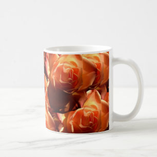 De Café caneca alaranjada dos rosas