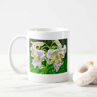 De Café Caneca asiática branca dos lírios