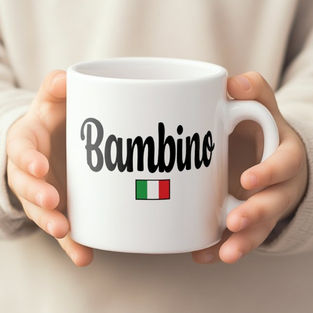 De Café Caneca Bambino Bandeira Italiana (Child's hands holding white Bambino mug with Italian flag. Great Baby Shower gift for expecting boy)