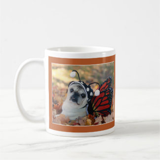 De Café Caneca bonita do Pug da borboleta por Pugs e por
