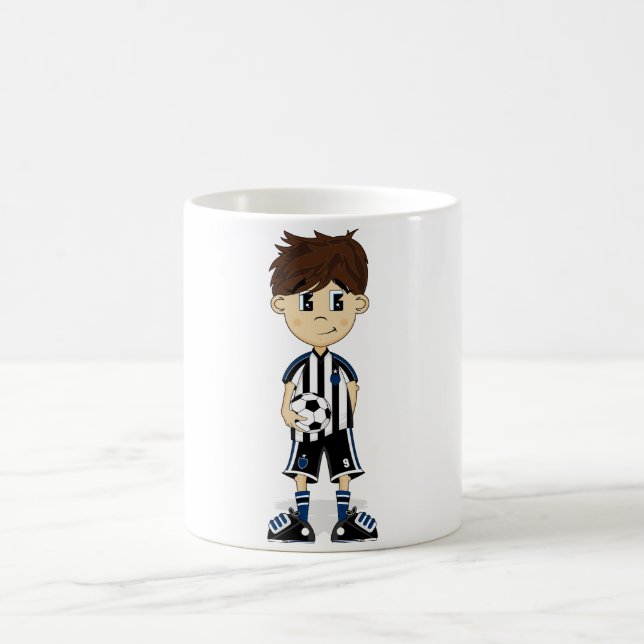 De Café Caneca bonito do menino do futebol (Centro)