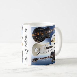De Café Caneca branca com a decoração bonita das guitarr