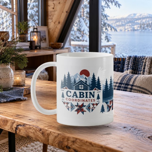 De Café Caneca Cabana Coordenadas Patchwork Cabana (Cabin Coordinates Patchwork Cabin Mug — refined lighting and contact shadows. Digital lifestyle preview.)