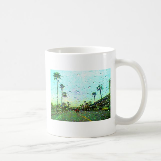 De Café Caneca chuvosa da rua (Direita)