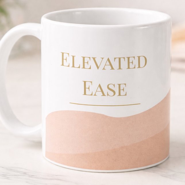 De Café Caneca Clássica Bege Rosa Dourado, 330 ml (Clean white, blush warmth, and taupe serif details designed for calm, intentional sipping.)
