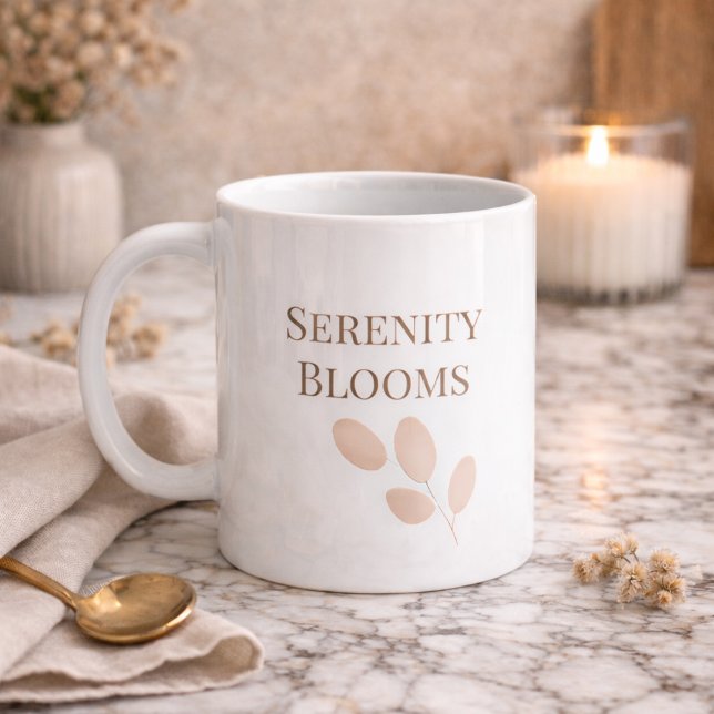 De Café Caneca Clássica Blush Petal Script, 330 ml (White ceramic with a blush petal accent and taupe serif text adds polish to daily coffee rituals.)