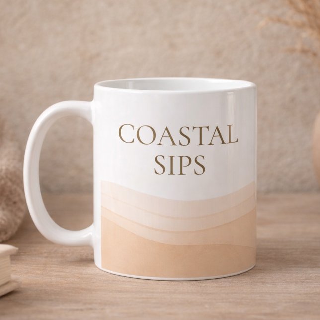 De Café Caneca Clássica Sips Costeira Neutra, 11 oz (White and taupe coastal coffee accent with clean serif quote detail)