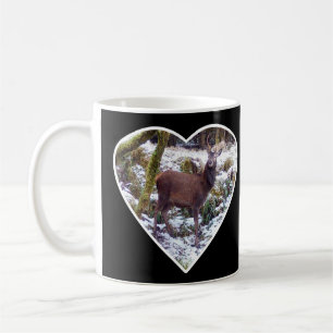 De Café Caneca com cervo-vermelho na neve
