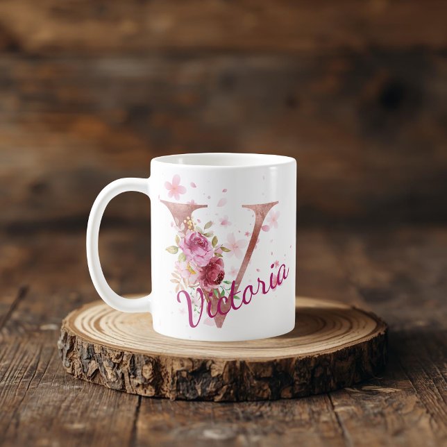 De Café Caneca com Inicial Floral Personalizada – Letra V (Criador carregado)