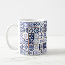 De Café Caneca com teste padrão português dos azulejos -