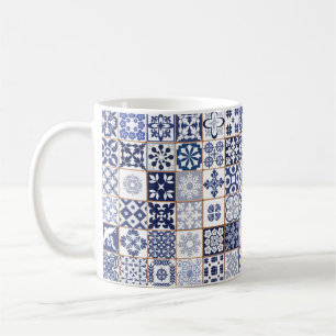 De Café Caneca com teste padrão português dos azulejos -