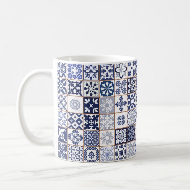 De Café Caneca com teste padrão português dos azulejos - (Esquerda)