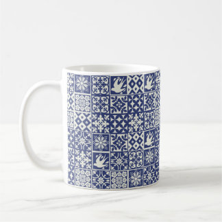 De Café Caneca com teste padrão português dos azulejos -