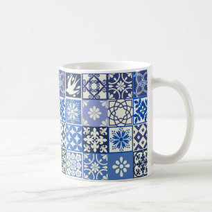 De Café Caneca com teste padrão português dos azulejos -