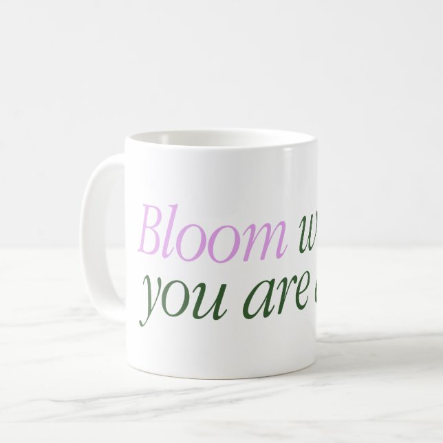 De Café Caneca com um texto Bloom onde você está vivo (Frente Esquerda)