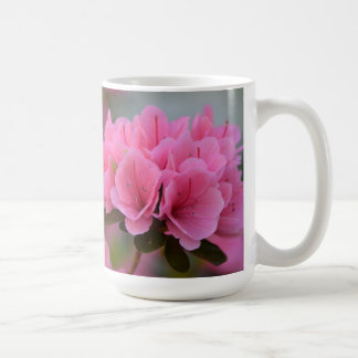 De Café Caneca cor-de-rosa das azáleas