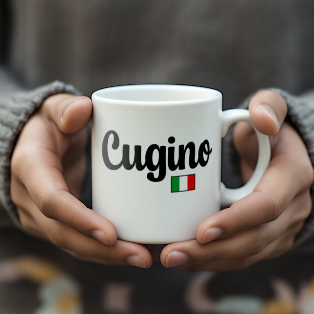 De Café Caneca da Bandeira Italiana Cugino (Primo Dele) (Man's hands holding white Cugino mug with Italian flag. Great heritage gift for cousin (him))