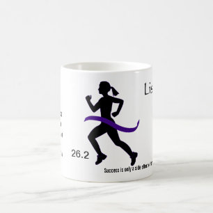 De Café Caneca da maratona das mulheres com fita roxa