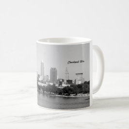 De Café Caneca da skyline do lago (Cleveland OH) B&W