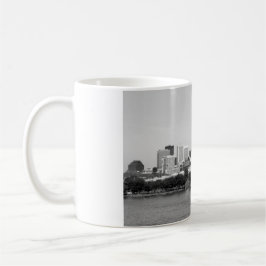 De Café Caneca da skyline do lago (Cleveland OH) B&W