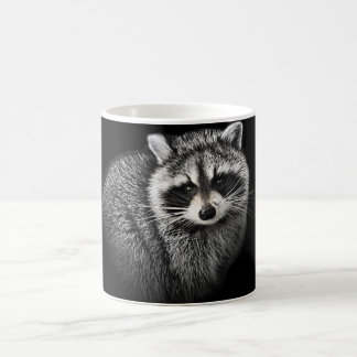 De Café Caneca delicada do Racoon. No preto