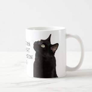 De Café Caneca do dia da apreciação do gato preto