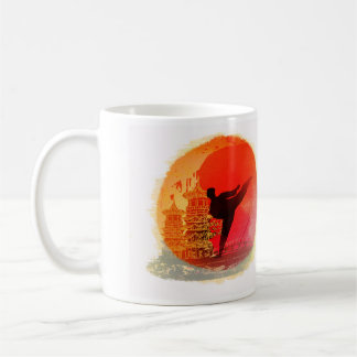 De Café caneca do homem do karaté