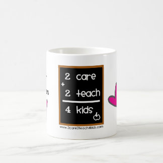 De Café Caneca do logotipo do ♥ 2care2teach4kids dos
