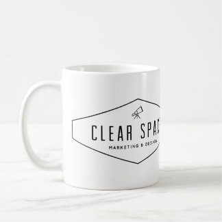 De Café Caneca dos meios do espaço claro