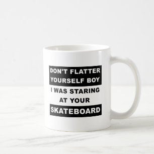 De Café Caneca Engraçada Olhando Para Seu Skate