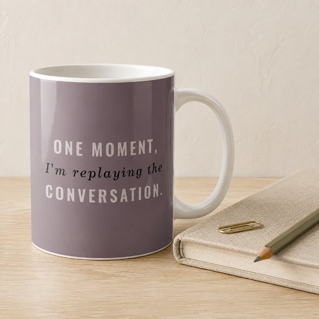 De Café Caneca Engraçada Roxo Claro Revivendo a Conversa (relatable quote)